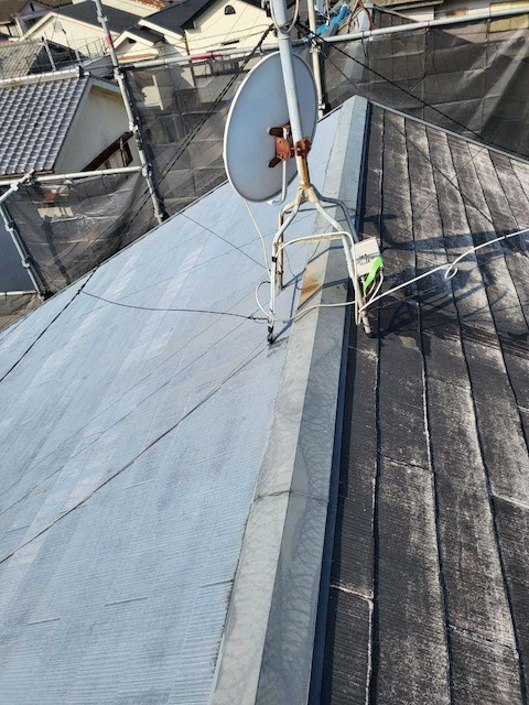 八尾市にて屋根塗装の実施風景・施工完了後の様子。スレート屋根の塗装はタスペーサーなど縁切り工程が必須